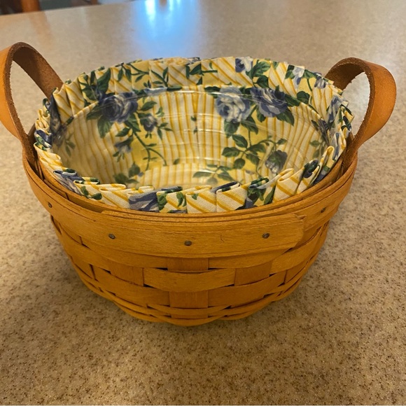 Longaberger Basket with leather handles, fabric and plastic liner - Picture 7 of 7